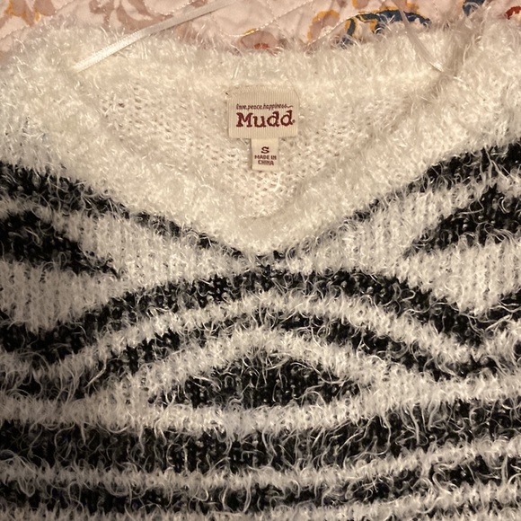 Fuzzy pattern sweater - Picture 2 of 3